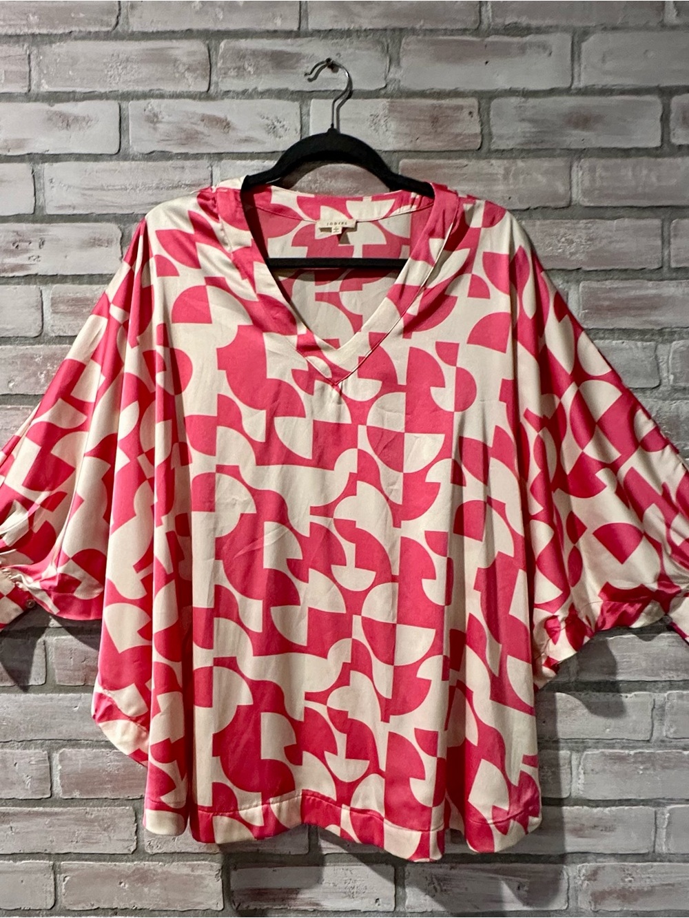 JODIFL Relaxed V-Neck Printed Blouse in Pink & Cream Large